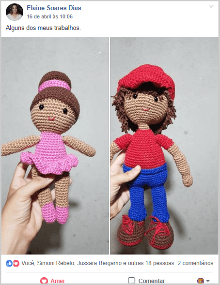 Amigurumis menina com roupa rosa de bailarina e menino com chapéu vermelho, camiseta vermelha e calça rosa